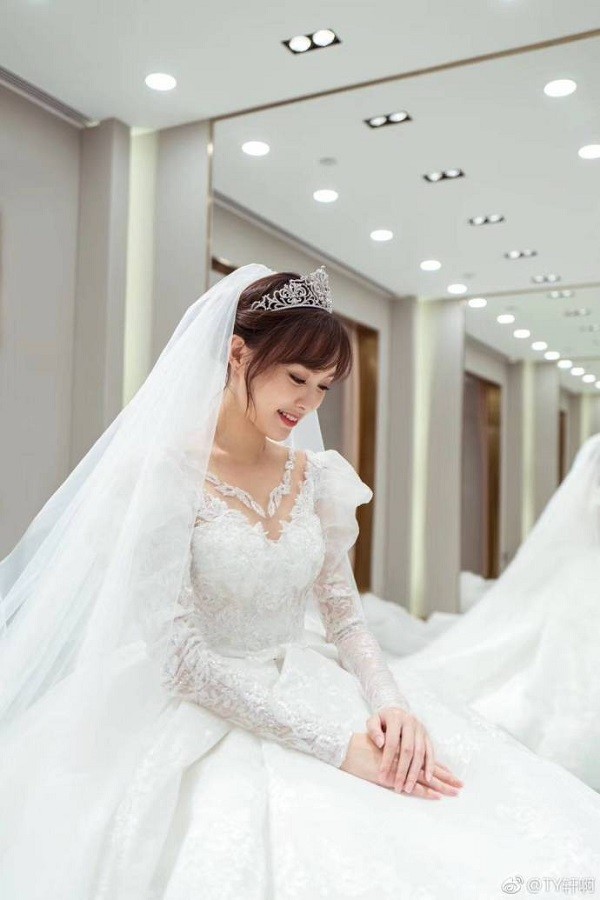 Váy cưới Đường Yên có đuôi dài 4 mét