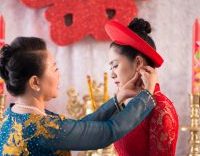 Ý nghĩa của đôi bông tai mẹ chồng trao cho nàng dâu