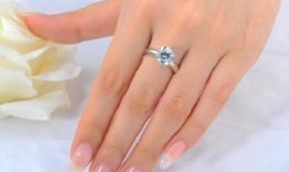 Cô dâu đeo nhẫn đính hôn tay nào