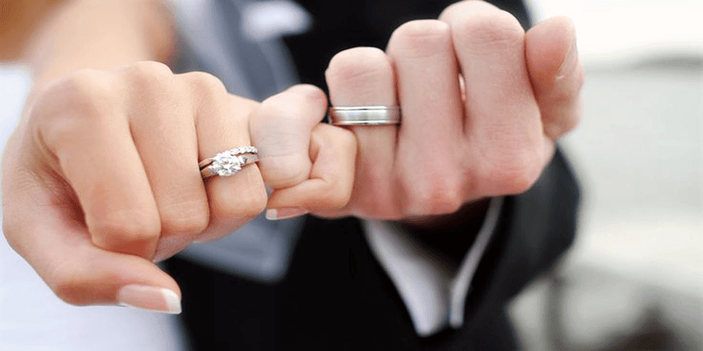 Cô dâu đeo nhẫn tay nào
