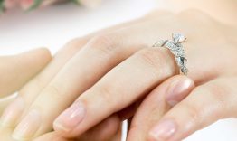 Con gái đeo nhẫn cầu hôn tay nào