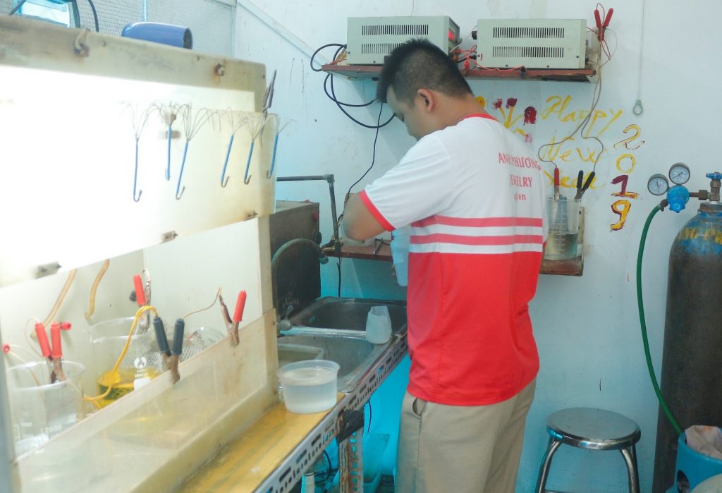 Điểm qua những nguyên nhân vô hình làm chiếc nhẫn của bạn xỉn màu và cách khắc phục