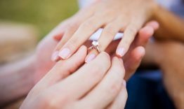 Bạn có biết tục lệ trao nhẫn đính hôn kim cương bắt đầu từ đâu không?