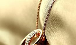 Đeo nhẫn đính hôn hoặc nhẫn cưới trên dây chuyền có ý nghĩa gì?