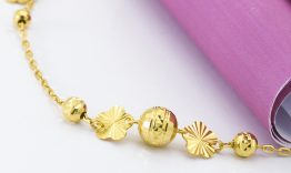 Có nên đeo lắc chân bằng vàng?