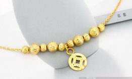 Đeo lắc chân có tốt không?