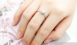 Nên chọn nhẫn cầu hôn bằng vàng hay bạc?