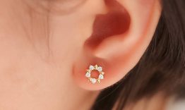 Bông tai vàng cho em bé theo giai đoạn tuổi