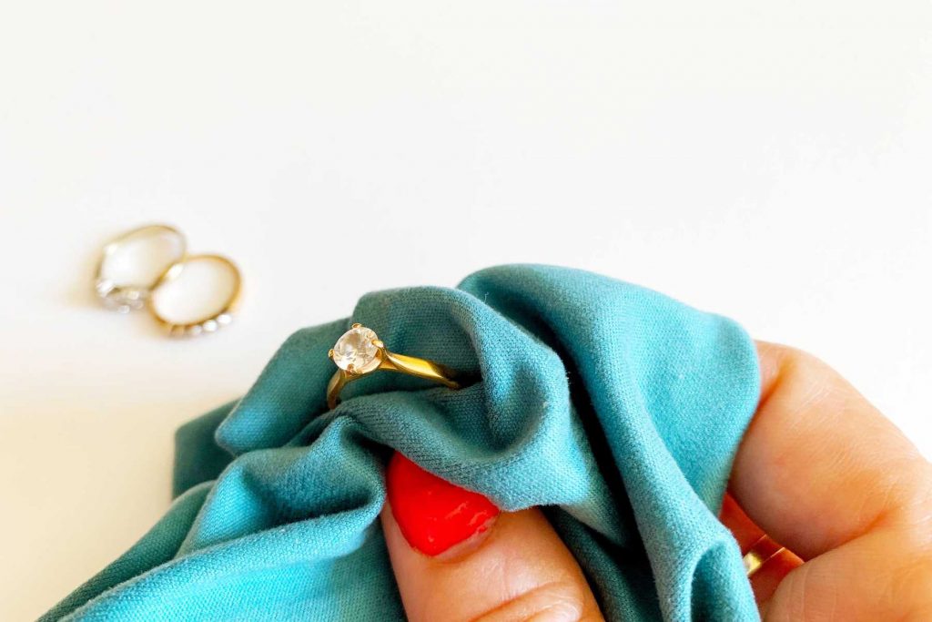 Bí quyết bảo quản nữ trang bằng vàng và bạc sáng đẹp