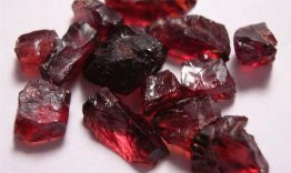 Đá Ruby tự nhiên có màu gì?